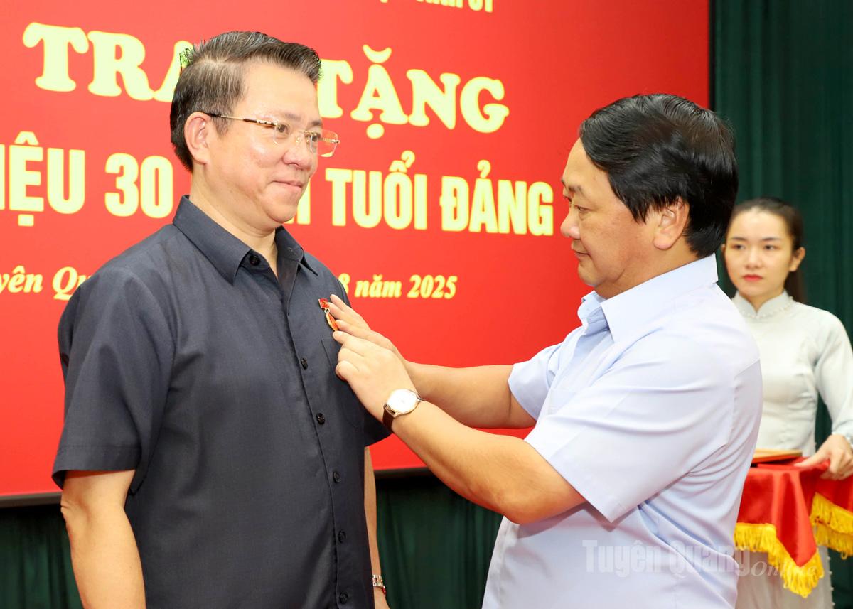 Bí thư Tỉnh ủy Hầu A Lềnh gắn Huy hiệu 30 năm tuổi Đảng cho đồng chí Trần Mạnh Lợi, Ủy viên BTV Tỉnh ủy, Trưởng ban Tuyên giáo và Dân vận Tỉnh ủy.