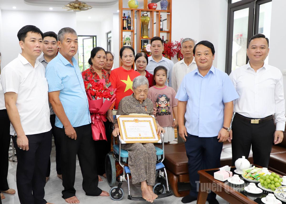 Bí thư Tỉnh ủy Hầu A Lềnh trao Huy hiệu 80 năm tuổi Đảng và cùng lãnh đạo Đảng ủy phường Minh Xuân, Chi bộ 9 Tân Hà chúc mừng đảng viên Nguyễn Thị Toàn.