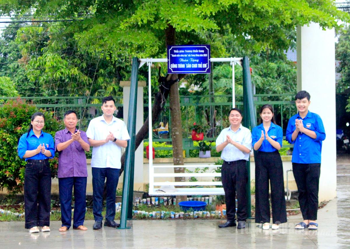 Khánh thành và bàn giao công trình Sân chơi cho em tại thôn Vạt Chanh, xã Sơn Thuỷ.