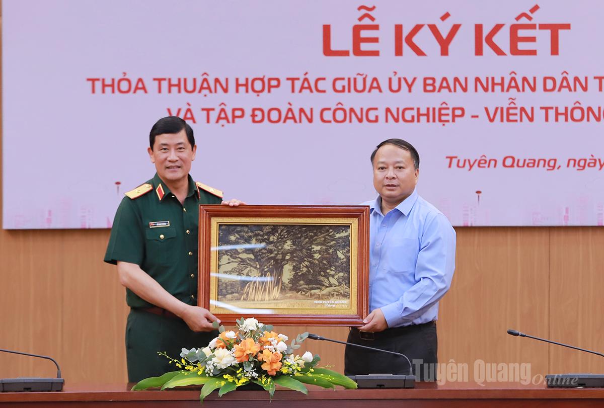 Chủ tịch UBND tỉnh Phan Huy Ngọc tặng Phó Tổng giám đốc Viettel Đỗ Minh Phương bức ảnh Cây đa Tân Trào.
