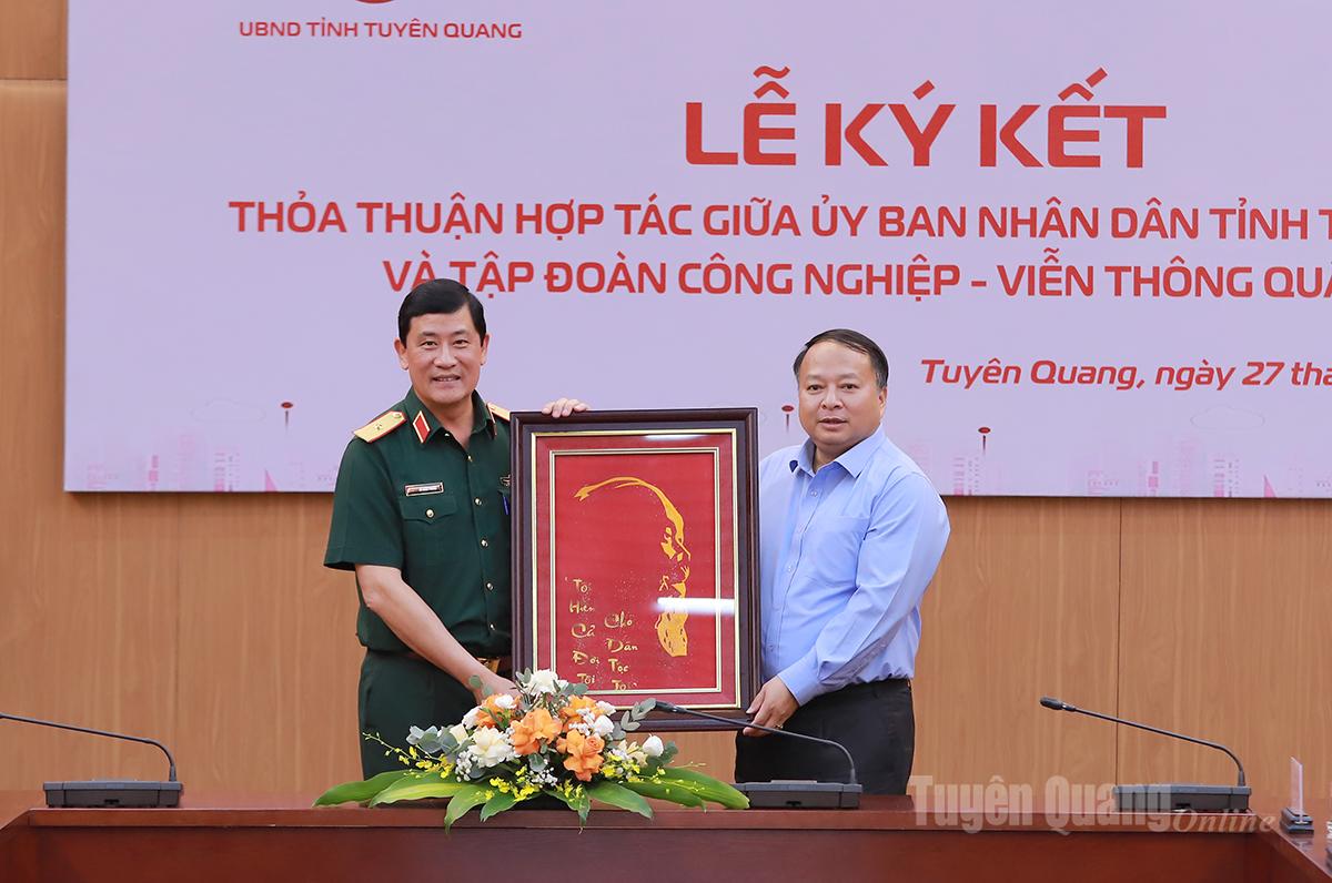 Thiếu tướng Đỗ Minh Phương, Phó Tổng Giám đốc Tập đoàn Viettel tặng Chủ tịch UBND tỉnh Phan Huy Ngọc bức tranh chân dung Chủ tịch Hồ Chí Minh.