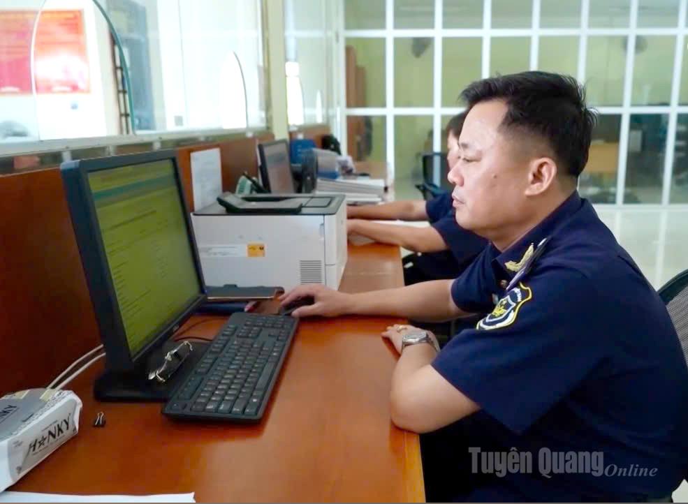 Cán bộ Hải quan Tuyên Quang kiểm tra lô hàng trước khi xuất khẩu của Công ty TNHH MSA-YB.