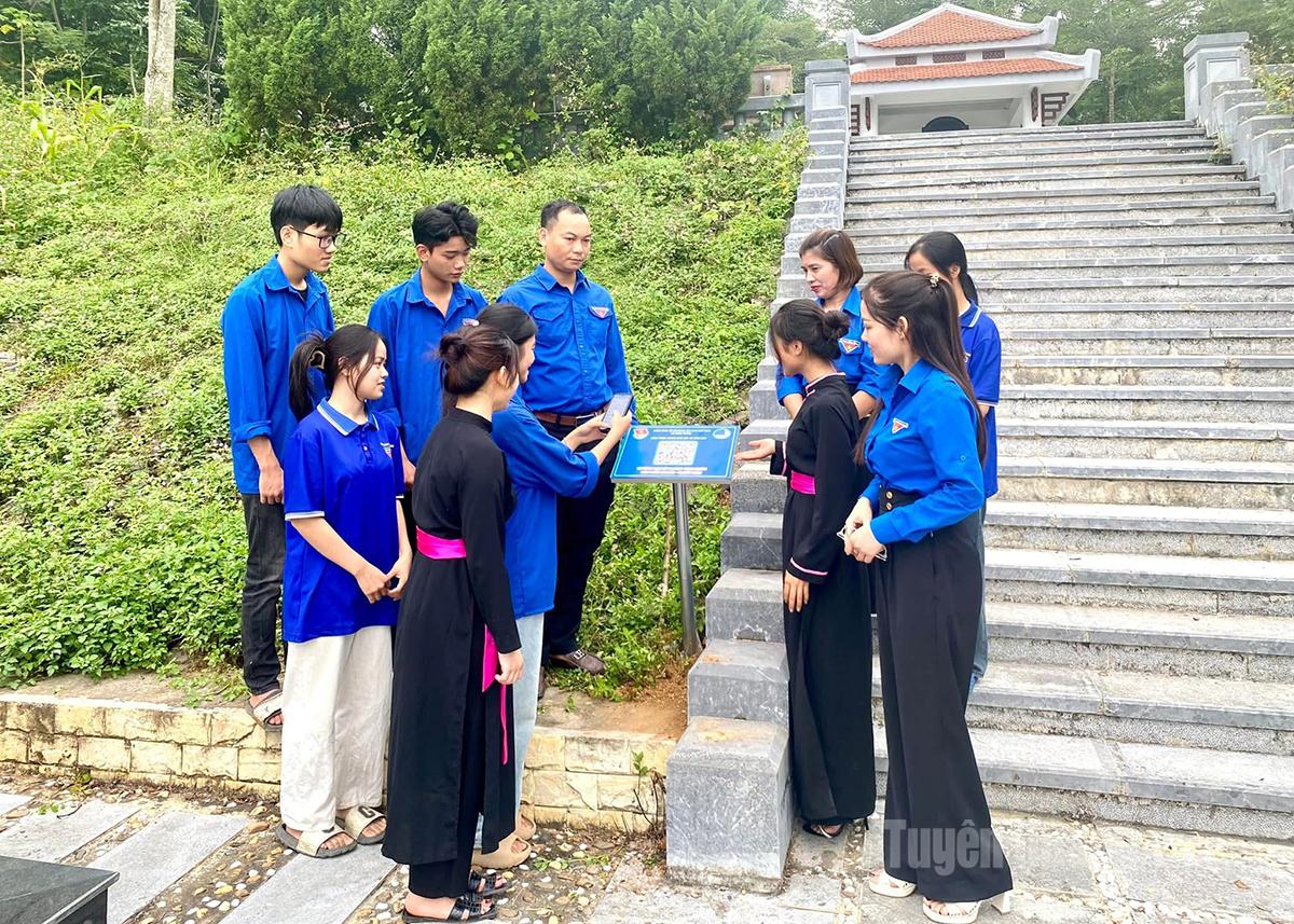 Đoàn viên, thanh niên xã Minh Thanh quét mã QR tìm hiểu di tích lịch sử.