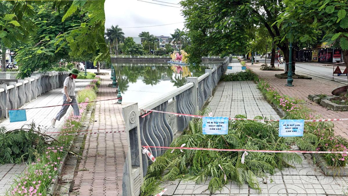 Khu vực sụt lún ven hồ Tân Quang, nơi người dân thường xuyên đi lại tập thể dục. Ảnh chụp lúc 8h30, ngày 28-8-2025.