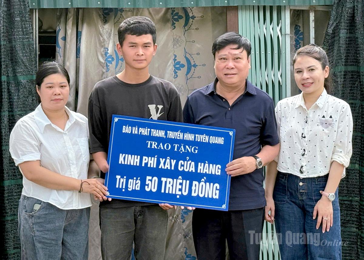 Đồng chí Mai Đức Thông, Ủy viên BCH Đảng bộ tỉnh, Tổng Biên tập Báo và phát thanh, truyền hình Tuyên Quang, Chủ tịch Hội Nhà báo tỉnh trao tặng kinh phí xây dựng cửa hàng cho em Trần Giang Hiền.