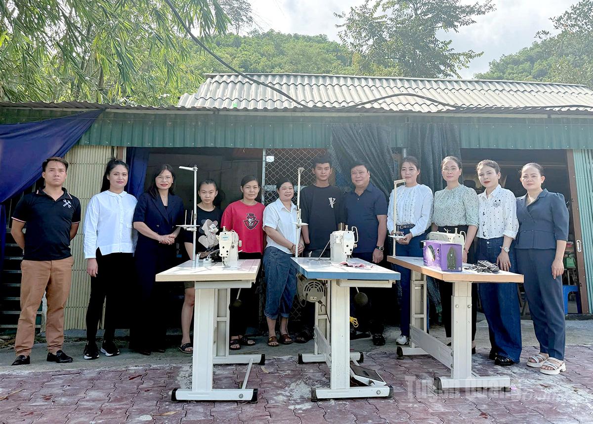 Lãnh đạo Báo và phát thanh truyền hình Tuyên Quang trao tặng máy khâu và bàn là hơi cho em Trần Giang Hiền.
