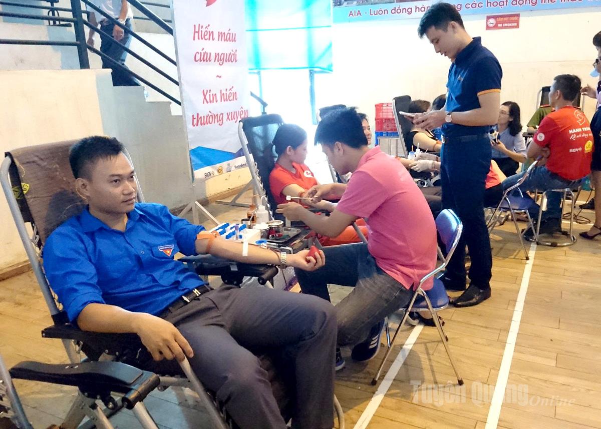 Đoàn viên thanh niên tham gia hiến máu tình nguyện.