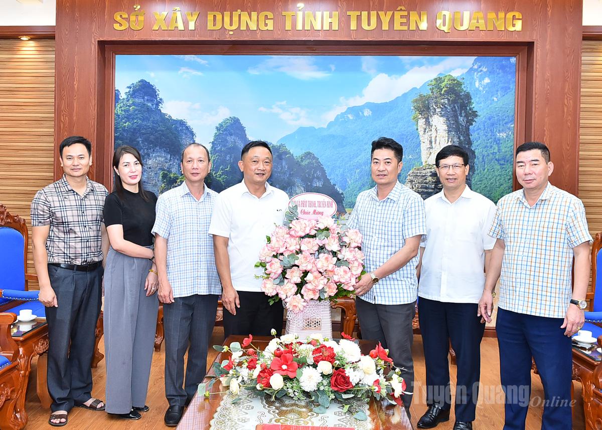 Đồng chí Nguyễn Việt Tuyên, Phó Tổng Biên tập Báo và phát thanh, truyền hình Tuyên Quang chúc mừng lãnh đạo Sở Xây dựng.