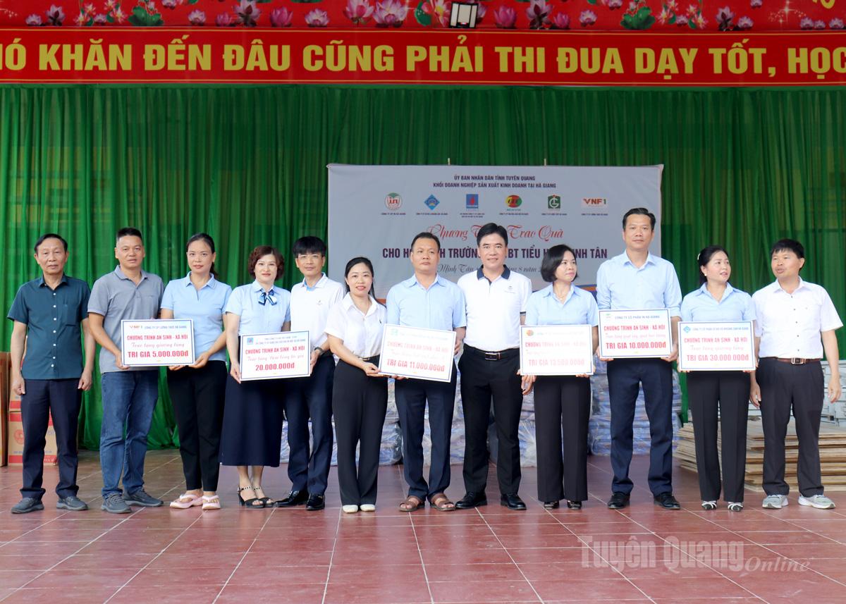 Đại diện các đơn vị Khối Doanh nghiệp sản xuất kinh doanh tỉnh Tuyên Quang tại Hà Giang (cũ) trao các phần quà cho nhà trường.