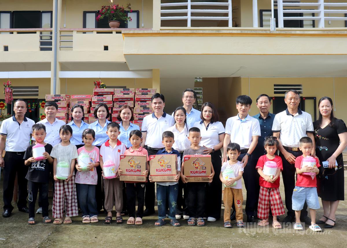 Đại diện các đơn vị Khối Doanh nghiệp sản xuất kinh doanh tỉnh Tuyên Quang tặng quà nhu yếu phẩm cho các em học sinh tại điểm trường Bản Hình.