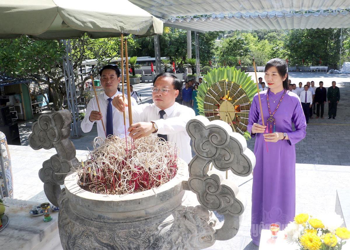 Đoàn dâng hương tại Đền thờ các Anh hùng liệt sĩ mặt trận Vị Xuyên điểm cao 468.