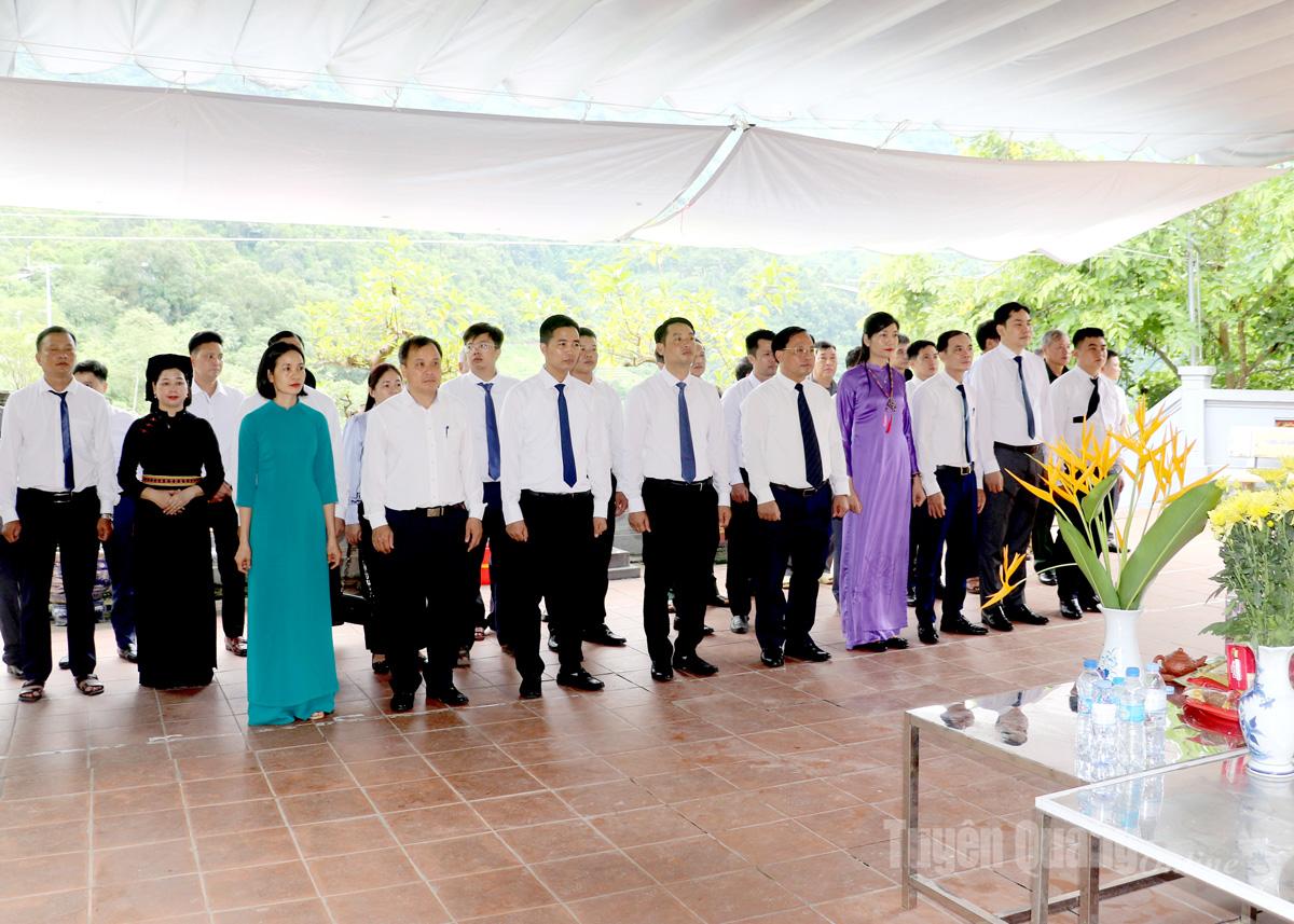 Đoàn dâng hương tưởng nhớ các Anh hùng Liệt sĩ tại Nghĩa trang Liệt sĩ Quốc gia Vị Xuyên.