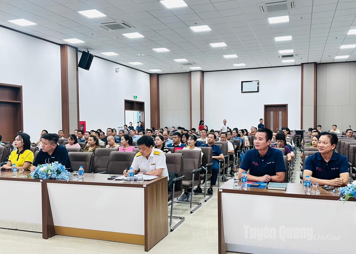 Các đại biểu tham dự hội thảo.