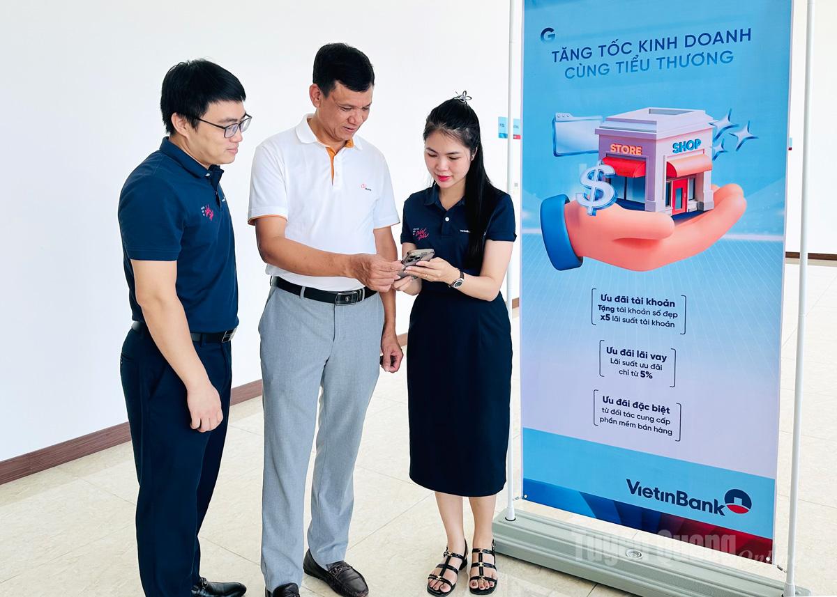 Nhân viên Vietinbank Tuyên Quang tư vấn các dịch vụ ngân hàng số cho khách hàng cá nhân.