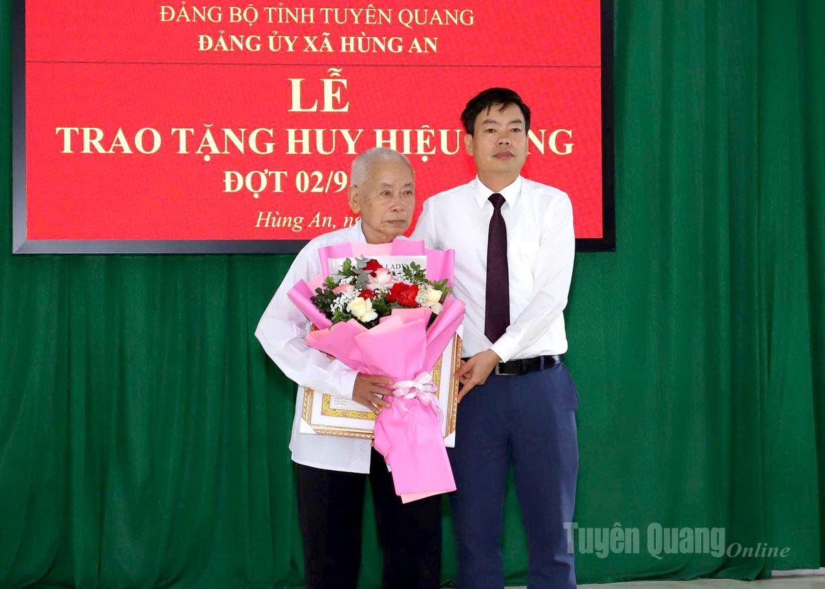Phó Trưởng ban Thường trực Ban Tuyên giáo và Dân vận Tỉnh ủy trao Huy hiệu 65 năm tuổi Đảng cho đồng chí Hoàng Ngọc Khoa.