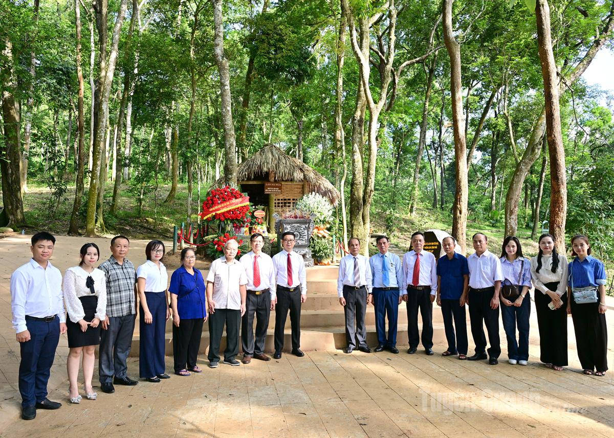 Đoàn dâng hương, tham quan lán Nà Nưa.
