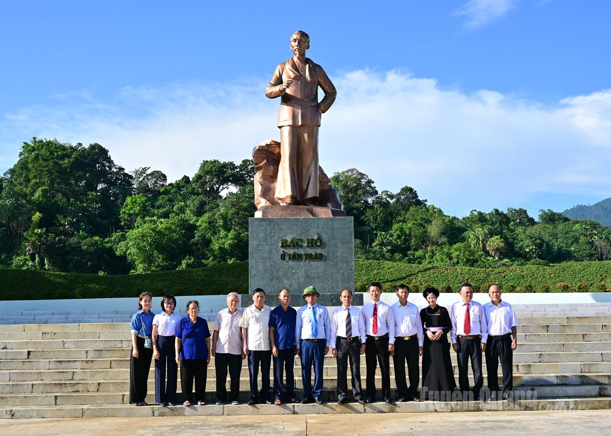 Đoàn chụp ảnh tại Tượng đài Bác Hồ ở Tân Trào.