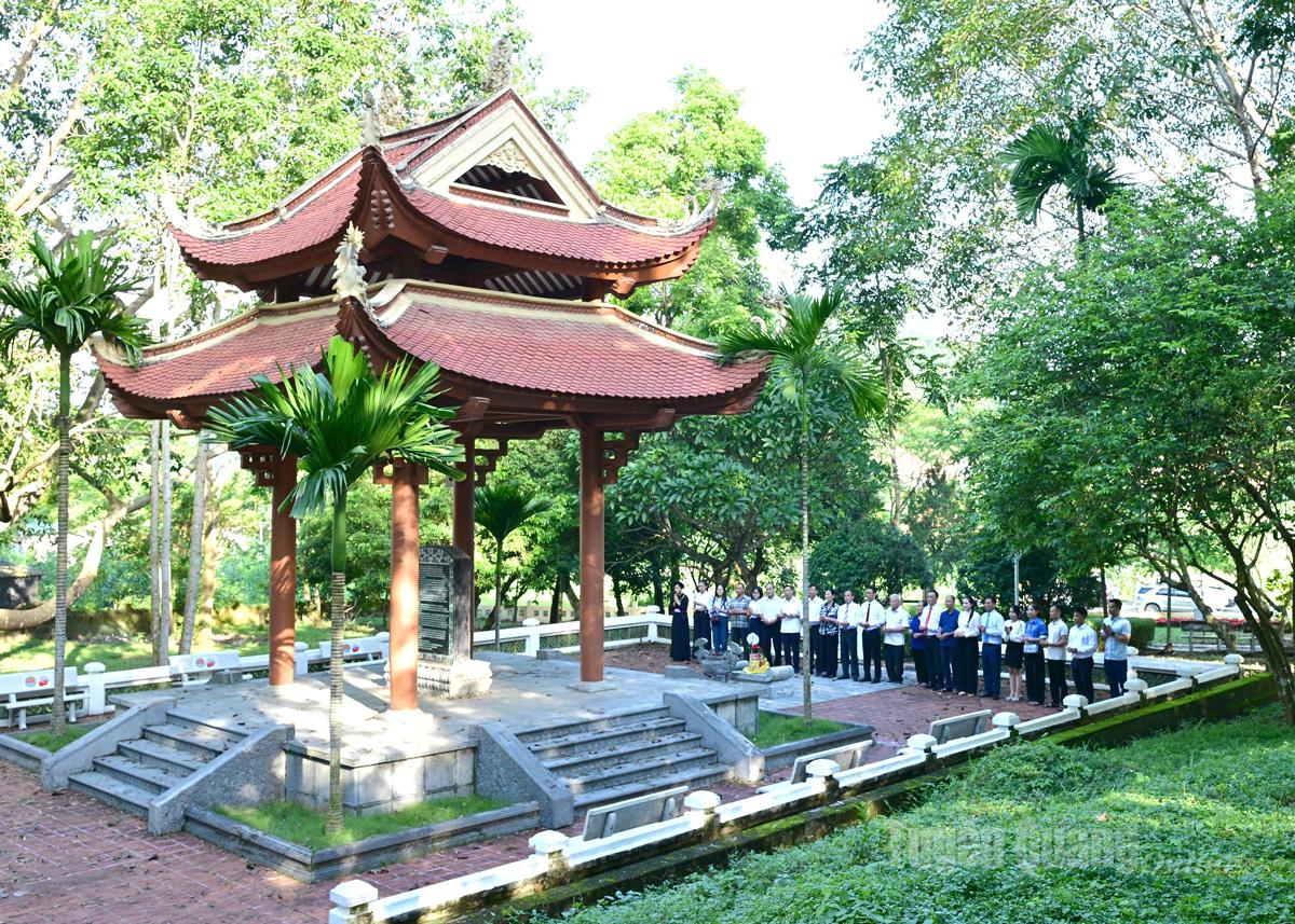 Đoàn dâng hương, tham quan Di tích Bộ Ngoại giao ở xã Minh Thanh.