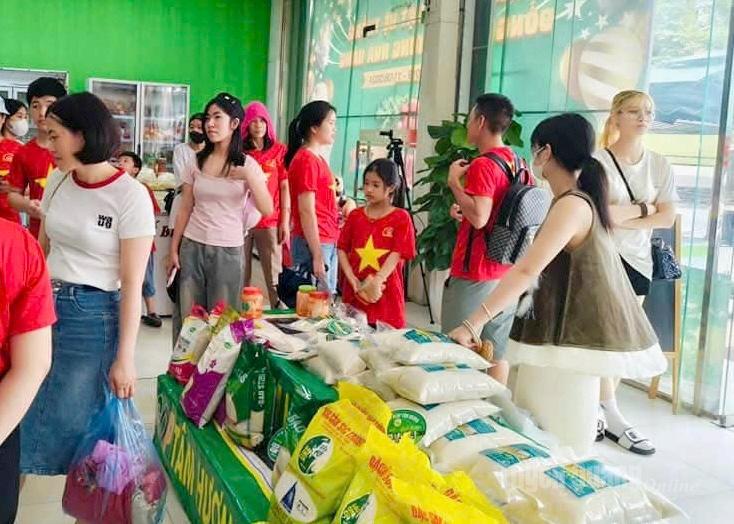 Ngày 31-8, Cửa hàng OCOP Tâm Hương sẽ tặng 1.000 áo cờ đỏ sao vàng tri ân khách hàng nhân dịp kỷ niệm 80 năm Quốc khánh 2-9.