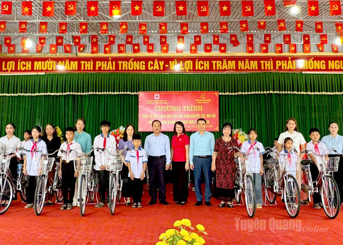 Hội Bảo trợ Người khuyết tật và Trẻ mồ côi tỉnh Tuyên Quang tổ chức chương trình tặng xe đạp, tặng quà cho học sinh khuyết tật, mồ côi, học sinh có hoàn cảnh khó khăn trên địa bàn xã Hàm Yên và Tân Long nhân dịp khai giảng năm học mới.