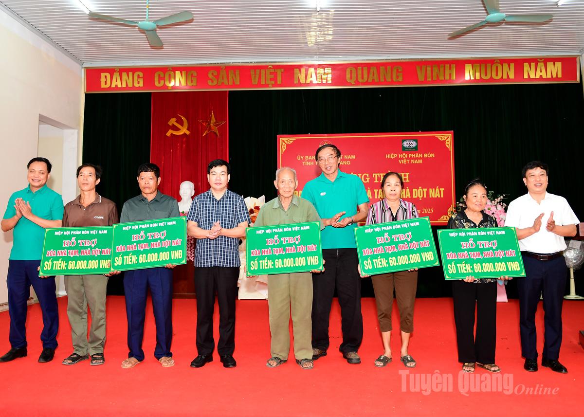 Lãnh đạo Hiệp hội Phân bón Việt Nam cùng các đại biểu trao hỗ trợ kinh phí xóa nhà tạm, nhà dột nát cho các hộ gia đình có hoàn cảnh khó khăn trên địa bàn xã Trung Sơn.