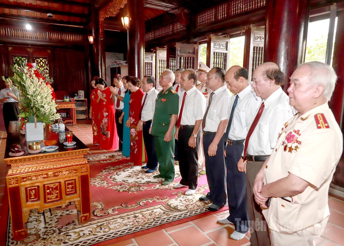 Đồng chí Nguyễn Hữu Hoan, nguyên Phó Bí thư Thường trực Tỉnh ủy, Chủ nhiệm Câu lạc bộ Tân Trào Tuyên Quang cùng các thành viên dâng hoa, dâng hương báo công với Bác Hồ.