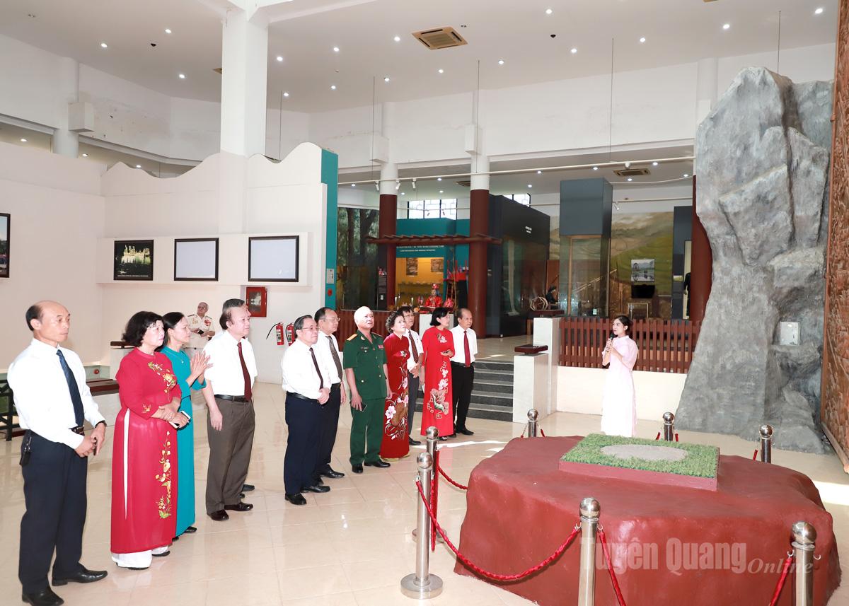 Các hội viên Câu lạc bộ Tân Trào tham quan Bảo tàng tỉnh Tuyên Quang.