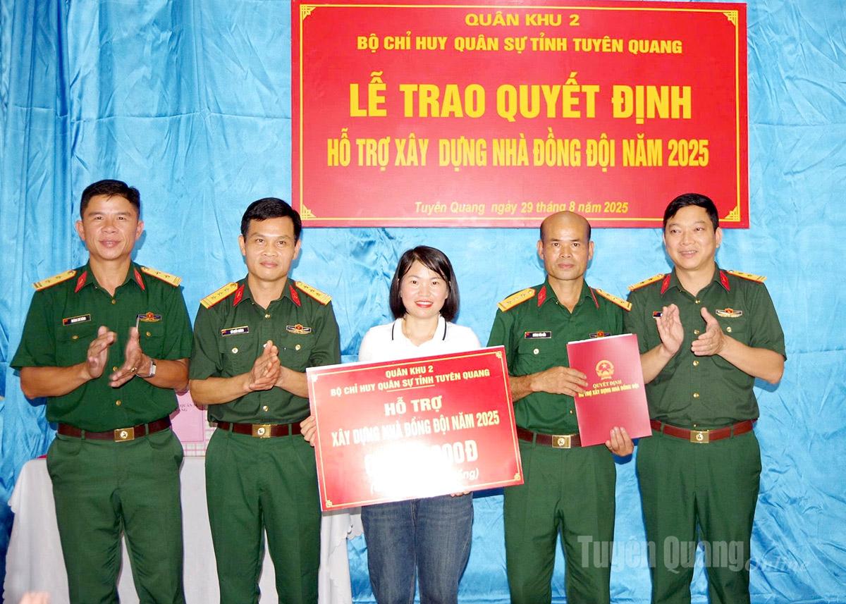 Bộ CHQS tỉnh trao hỗ trợ xây dựng nhà cho quân nhân có hoàn cảnh khó khăn.