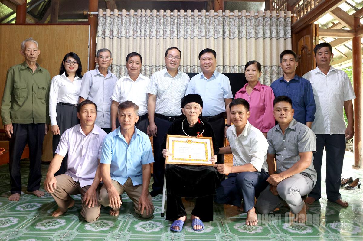 Các đồng chí lãnh đạo Báo và phát thanh, truyền hình Tuyên Quang, xã Tân An chụp ảnh lưu niệm cùng Đảng viên Lý Thị Lành nhận huy hiệu 60 tuổi Đảng.