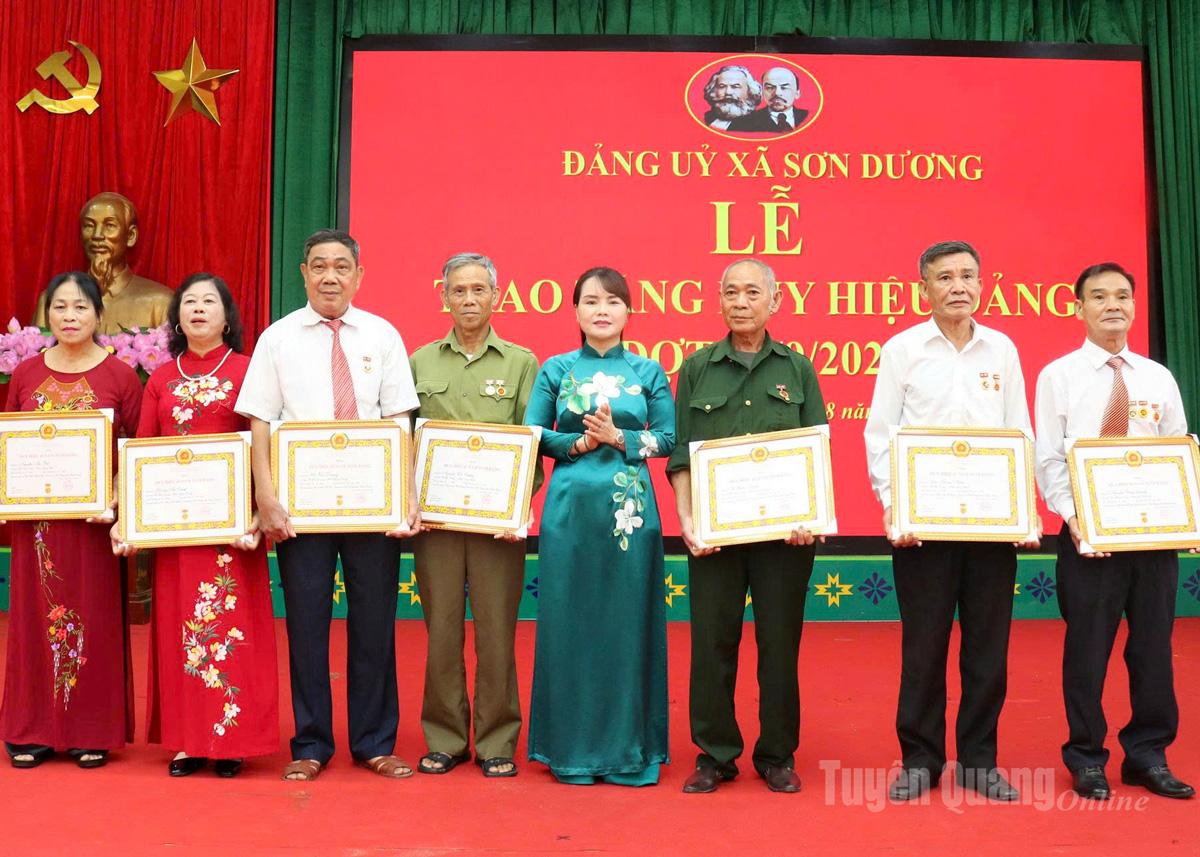 Đồng chí Nguyễn Thị Thanh Huyền, Ủy viên BCH Đảng bộ tỉnh, Bí thư Đảng ủy, Chủ tịch HĐND xã Sơn Dương trao Huy hiệu 45 năm tuổi Đảng cho các đảng viên.