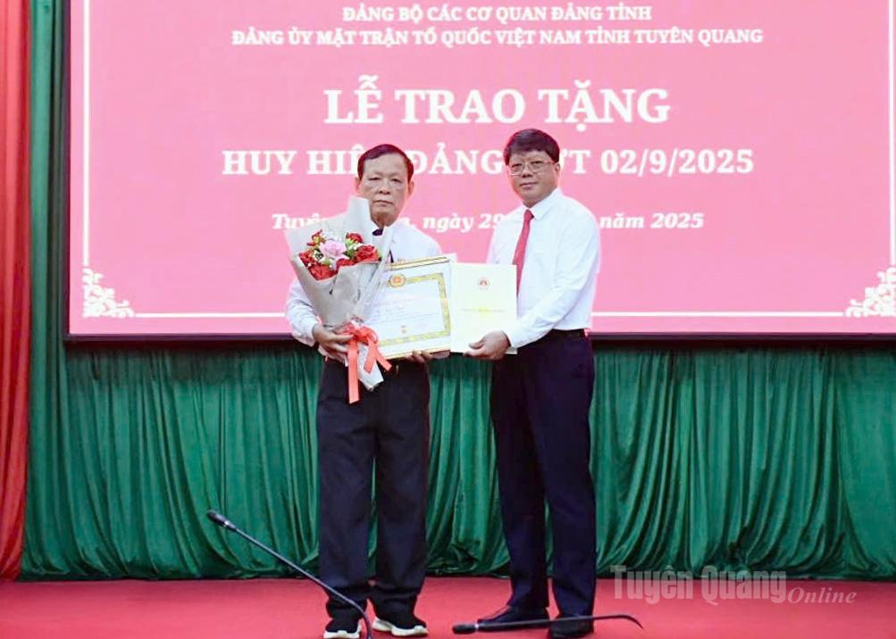 Đồng chí Hà Trung Kiên, Ủy viên Ban Thường vụ Tỉnh ủy, Phó Chủ tịch Thường trực Ủy ban MTTQ Việt Nam tỉnh trao Huy hiệu 50 năm tuổi Đảng cho đảng viên Ma Ngọc Khanh.