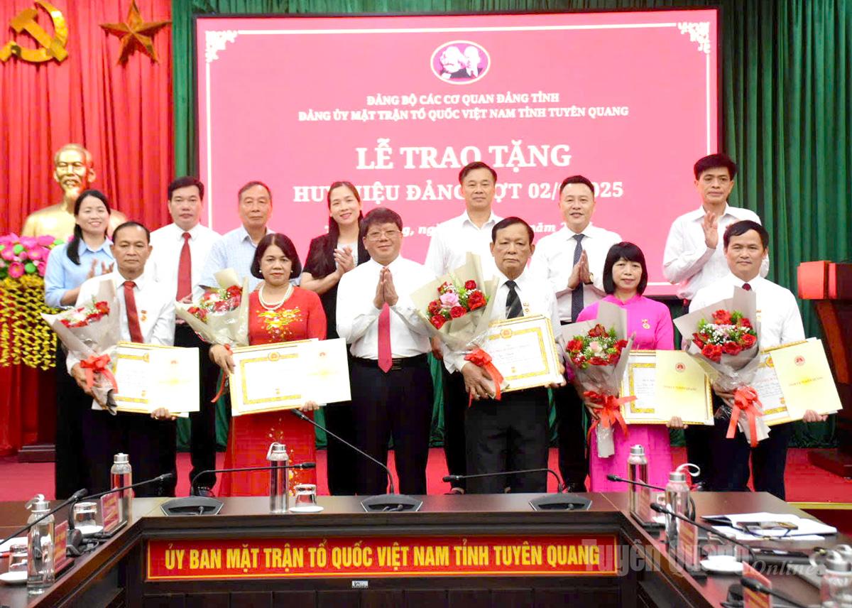 Các đảng viên được trao Huy hiệu Đảng đợt 2-9 của Đảng bộ MTTQ Việt Nam tỉnh.