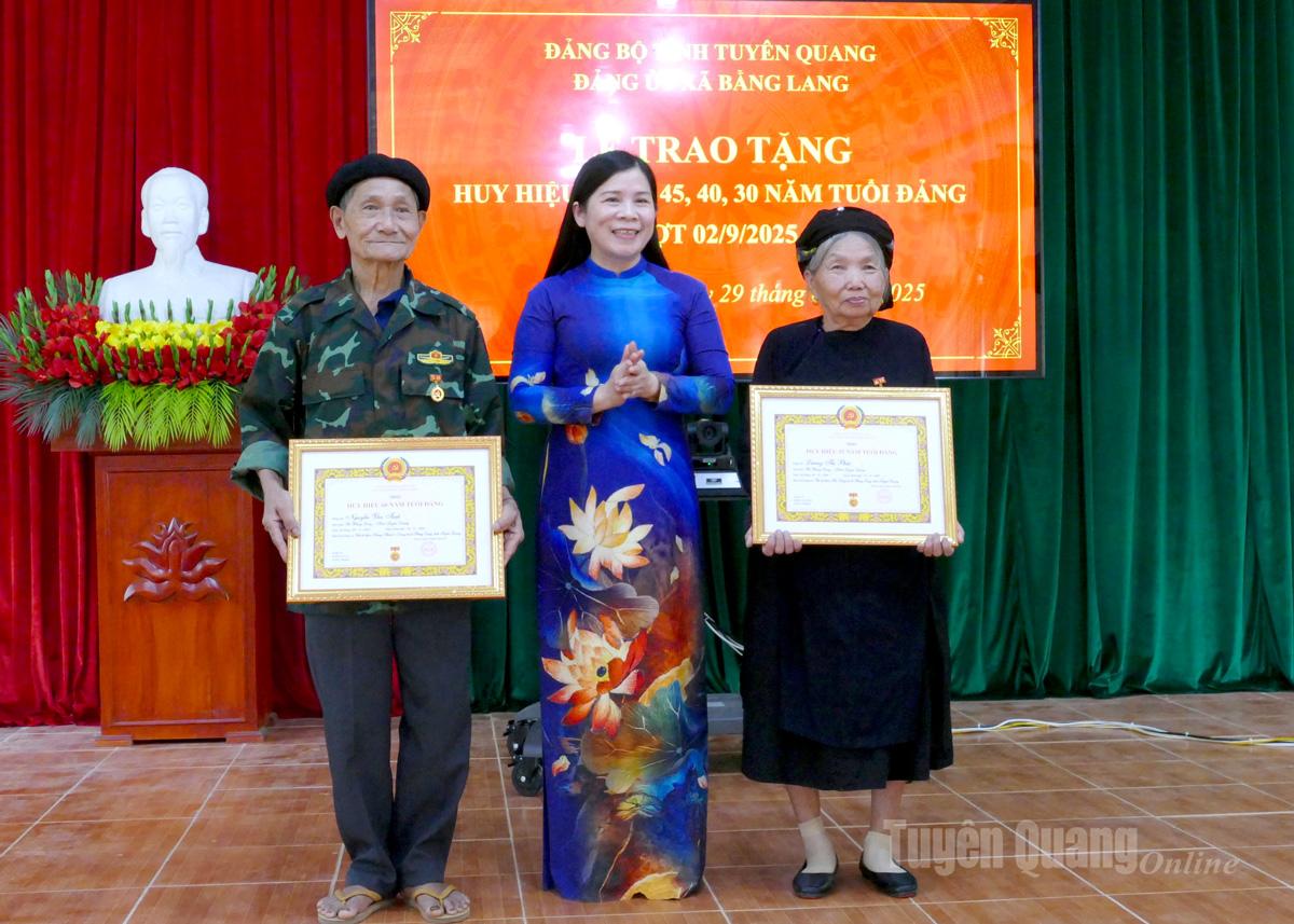 Đồng chí Lê Thị Thanh Trà, Ủy viên BCH Đảng bộ tỉnh, Phó Chủ tịch HĐND tỉnh trao Huy hiệu 60 năm tuổi Đảng cho đảng viên Nguyễn Văn Tình, Chi bộ thôn Trung Thành 1 và Huy hiệu 55 năm tuổi Đảng cho đảng viên Lương Thị Phúc, Chi bộ thôn Hạ.