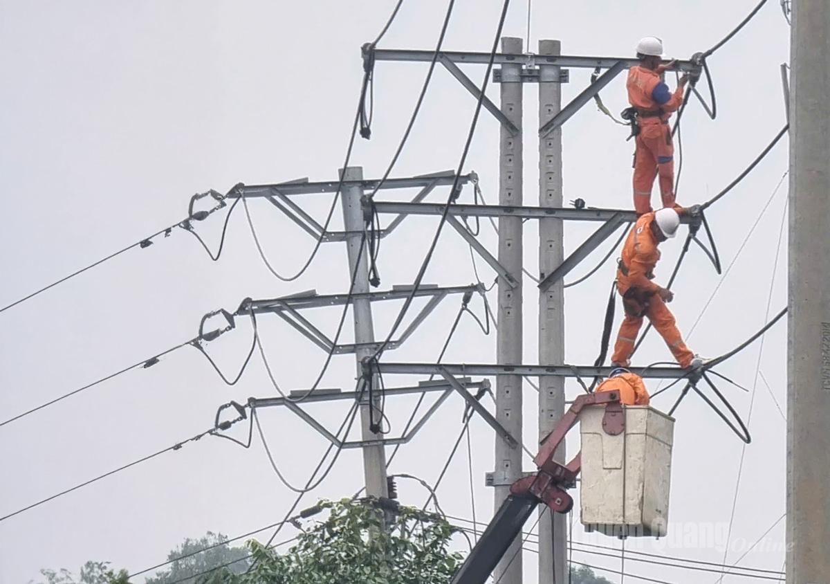 Công nhân Đội Quản lý vận hành lưới điện cao thế Tuyên Quang sửa chữa, bảo dưỡng hệ thống điện.