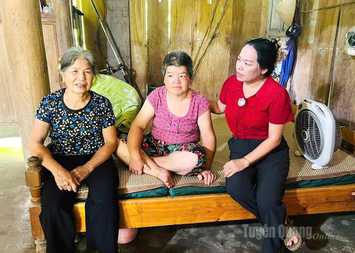 Gia đình bà Hứa Thị Khải, thôn Làng Lan, xã Kiến Thiết tỉnh Tuyên Quang được hỗ trợ làm nhà mới.