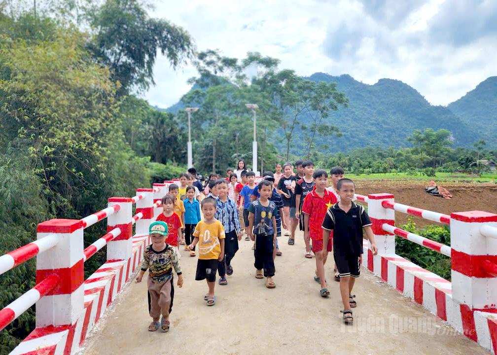 Niềm vui của các em nhỏ và người dân khi có cây cầu mới.