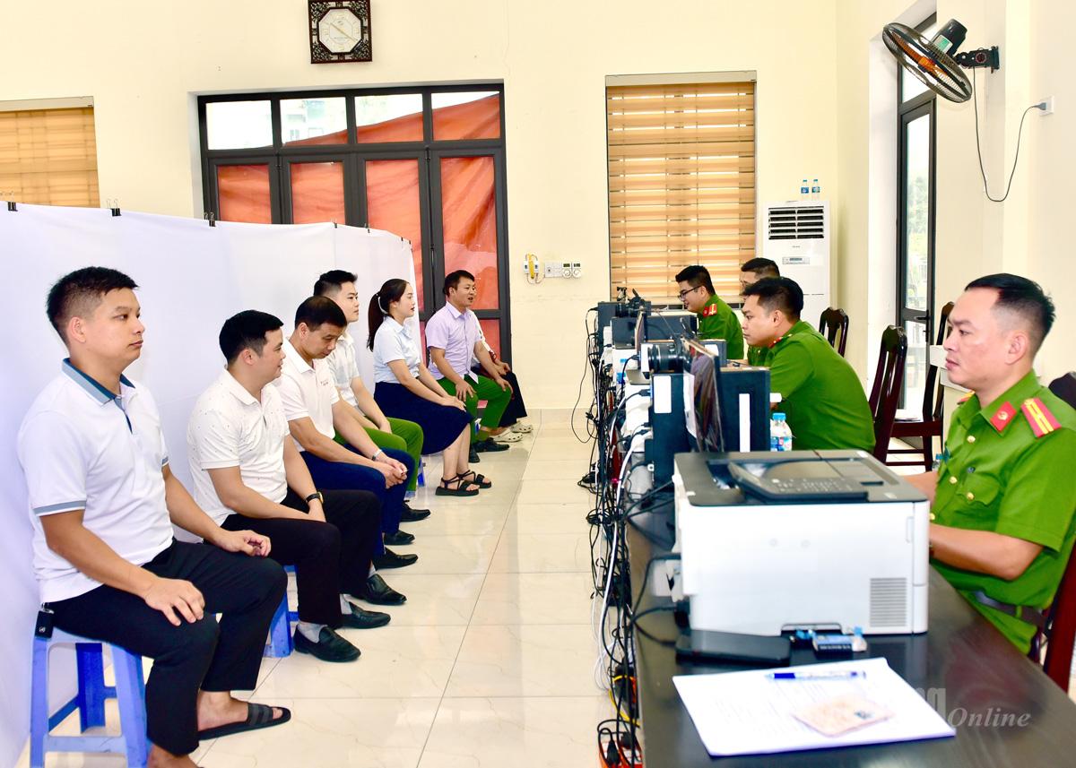 Dịp nghỉ lễ Quốc khánh 2-9, Công an tỉnh Tuyên Quang duy trì cán bộ, chiến sĩ tiếp nhận, giải quyết thủ tục hành chính các lĩnh vực: Căn cước, định danh điện tử, con dấu và cấp đổi thẻ đảng cho các cá nhân, tổ chức, doanh nghiệp, đảng viên trên địa bàn toàn tỉnh.