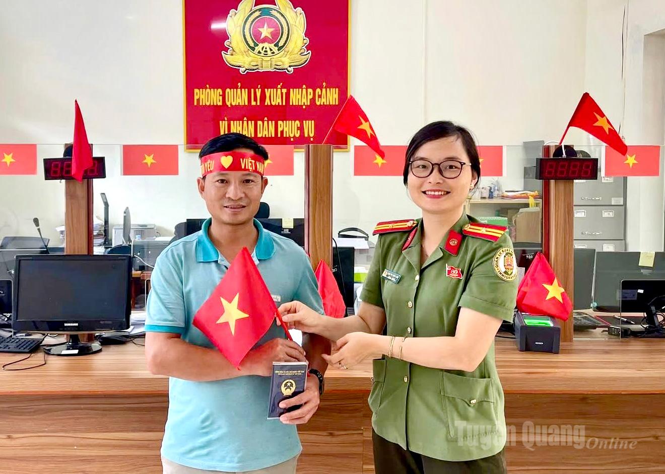 Dịp nghỉ lễ Quốc khánh 2-9, Công an tỉnh Tuyên Quang duy trì cán bộ, chiến sĩ tiếp nhận, giải quyết thủ tục hành chính các lĩnh vực: Căn cước, định danh điện tử, con dấu và cấp đổi thẻ đảng cho các cá nhân, tổ chức, doanh nghiệp, đảng viên trên địa bàn toàn tỉnh.