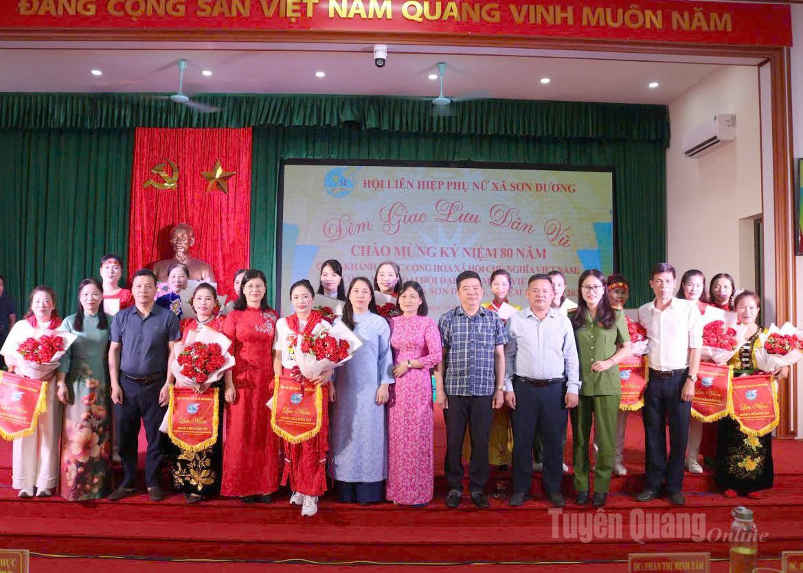 Các đại biểu trao tặng cờ lưu niệm và tặng hoa cho các đội dân vũ.