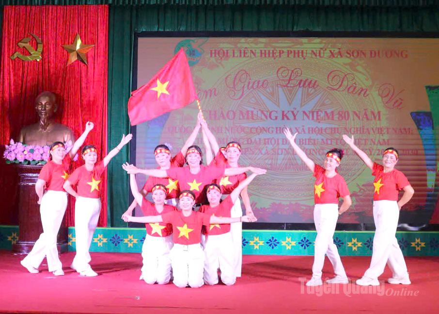 Một tiết mục dân vũ tại chương trình.