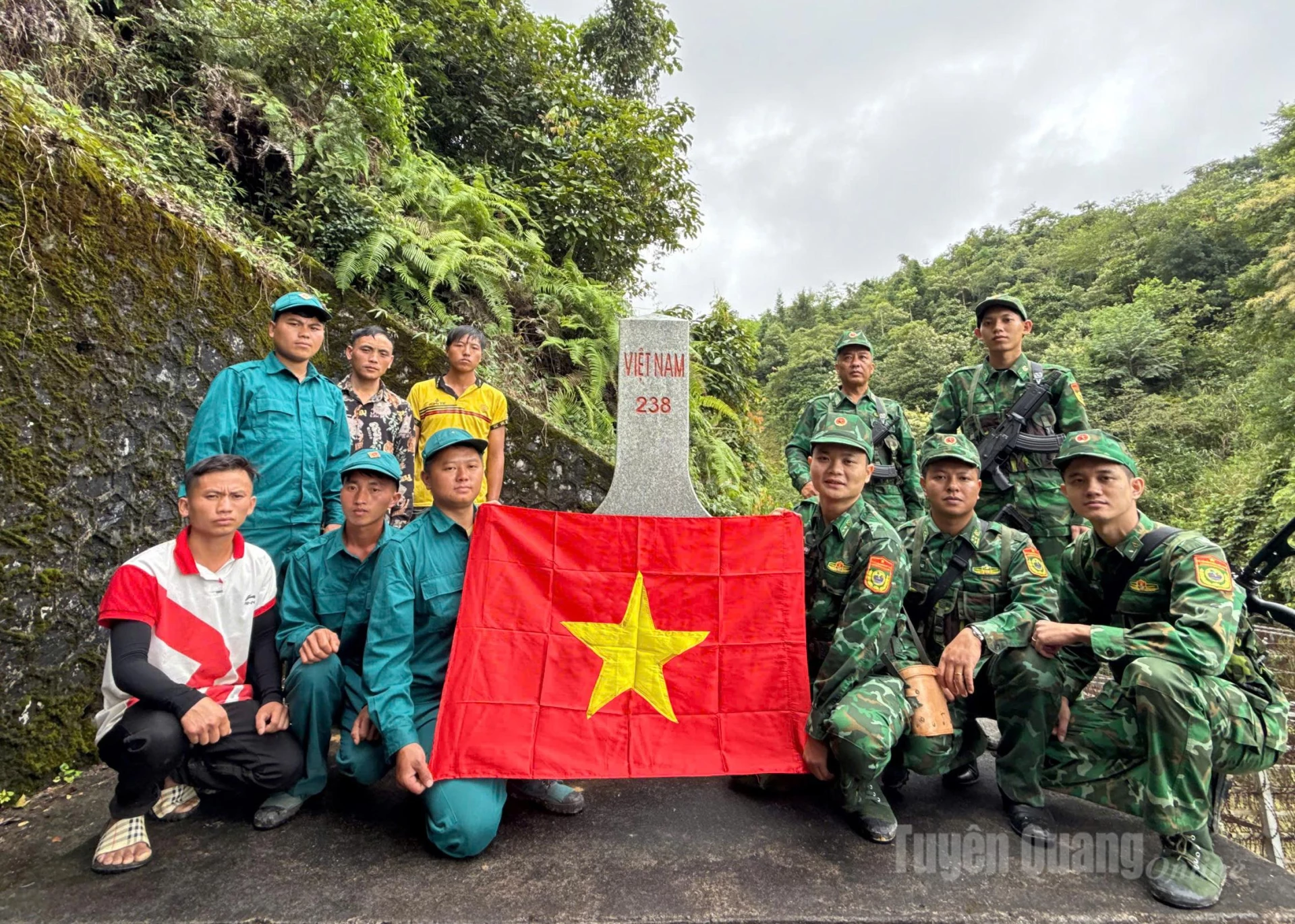 Đồn Biên phòng Cửa khẩu Quốc tế Thanh Thủy tặng cờ Tổ quốc cho Tổ tự quản và nhân dân vùng biên tại Mốc 238, thôn Lùng Chu Phùng, xã Lao Chải.