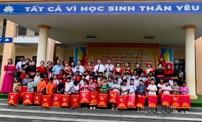 Lãnh đạo Đảng ủy xã Kiến Thiết, tỉnh Tuyên Quang tặng quà cho các em học sinh.