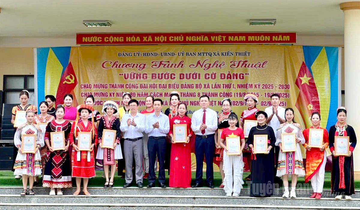 Lãnh đạo xã Kiến Thiết tỉnh Tuyên Quang tặng giấy chứng nhận cho các đội tham gia chương trình nghệ thuật.