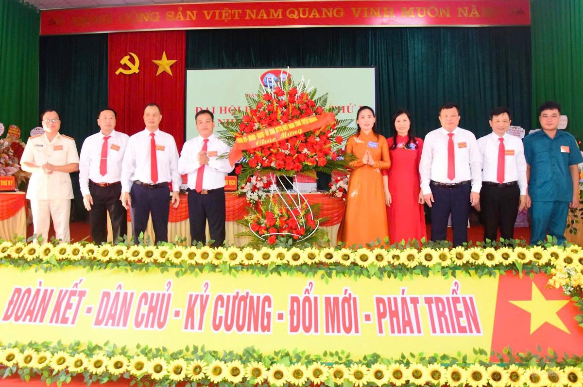 Đồng chí Âu Thị Mai, Ủy viên BCH Đảng bộ tỉnh, Phó Chủ tịch Ủy ban Mặt trận Tổ quốc tỉnh, Chủ tịch Hội Liên hiệp phụ nữ tỉnh tặng hóa chúc mừng Đại hội. Ảnh: Mai Dung
