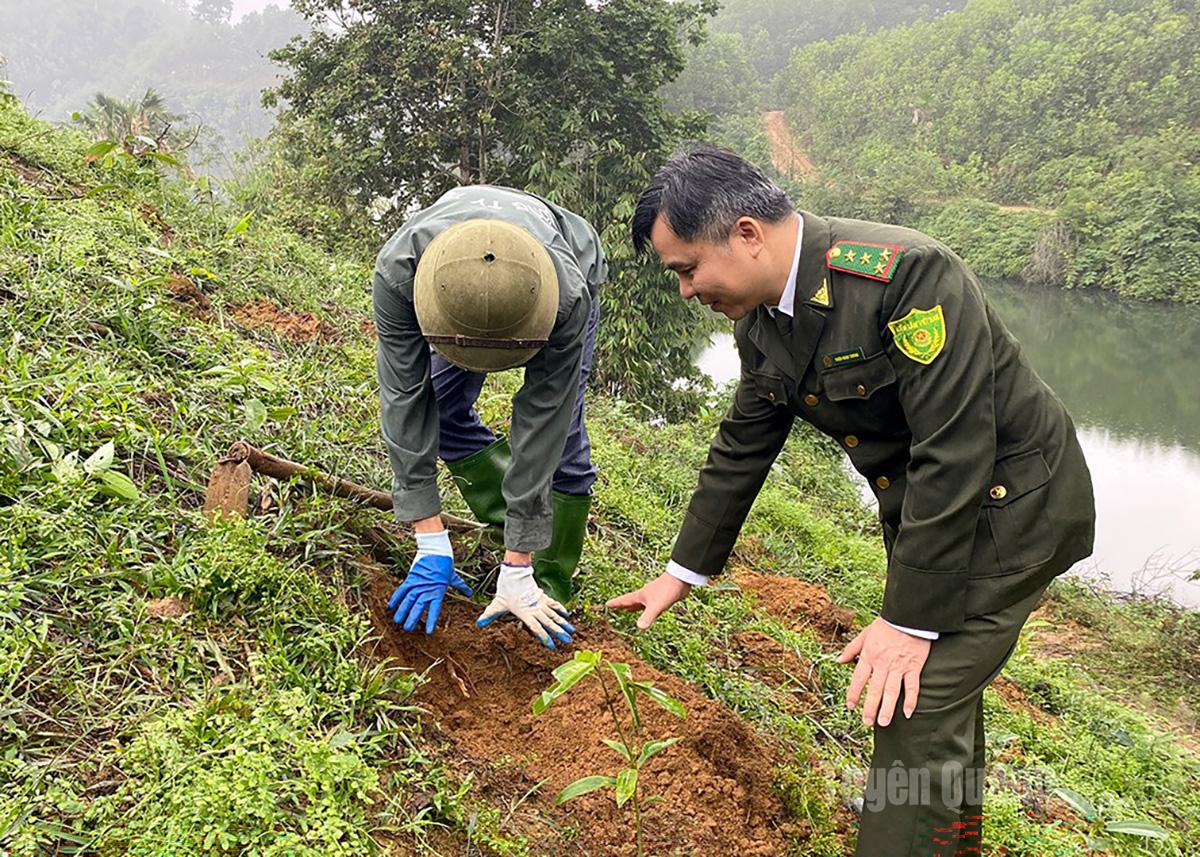 Lực lượng Kiểm lâm tỉnh hướng dẫn người dân tranh thủ thời tiết thuận lợi tập trung trồng rừng.