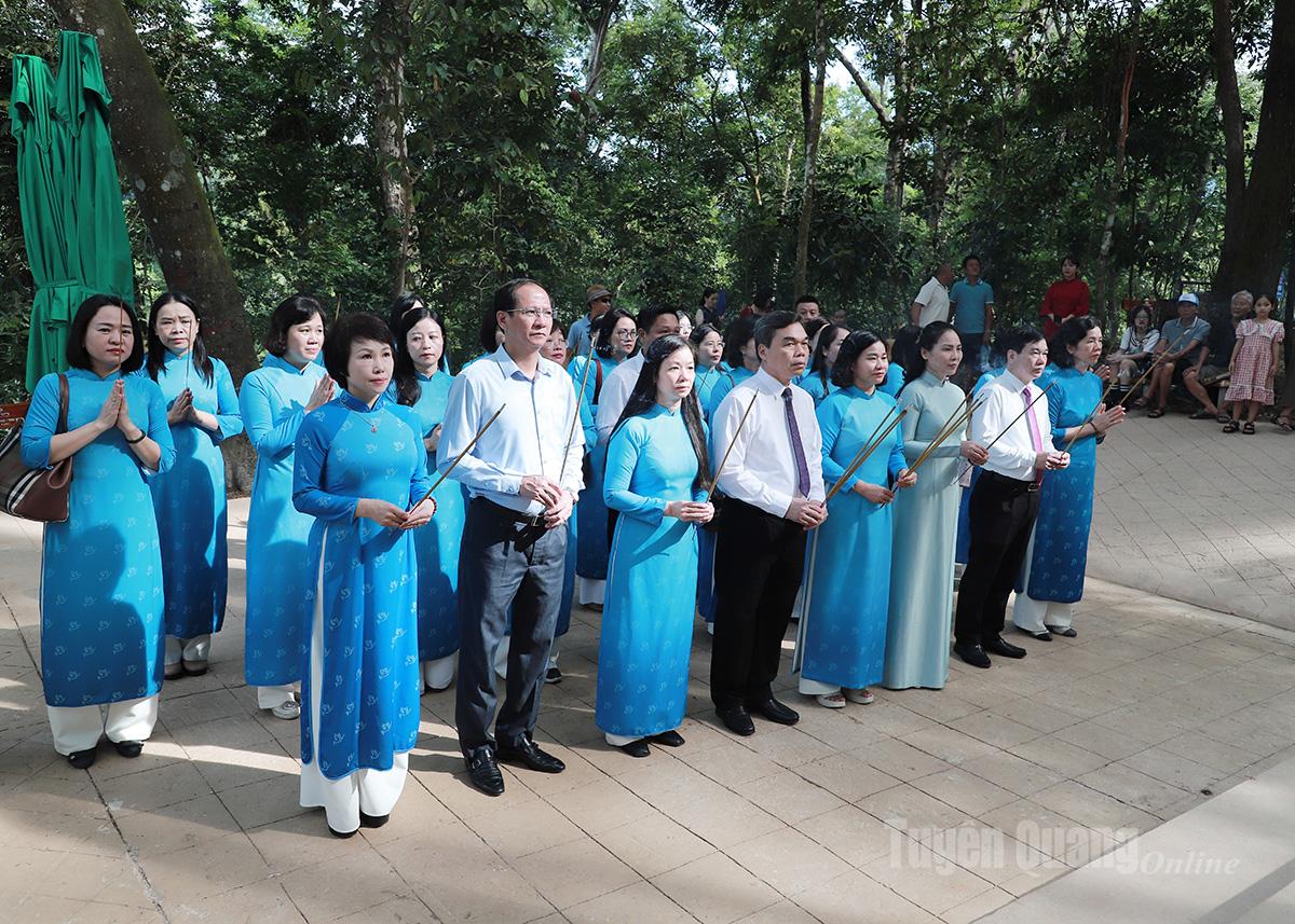 The delegation of Vietnam Women’s Union offers insense at Na Nua shack.