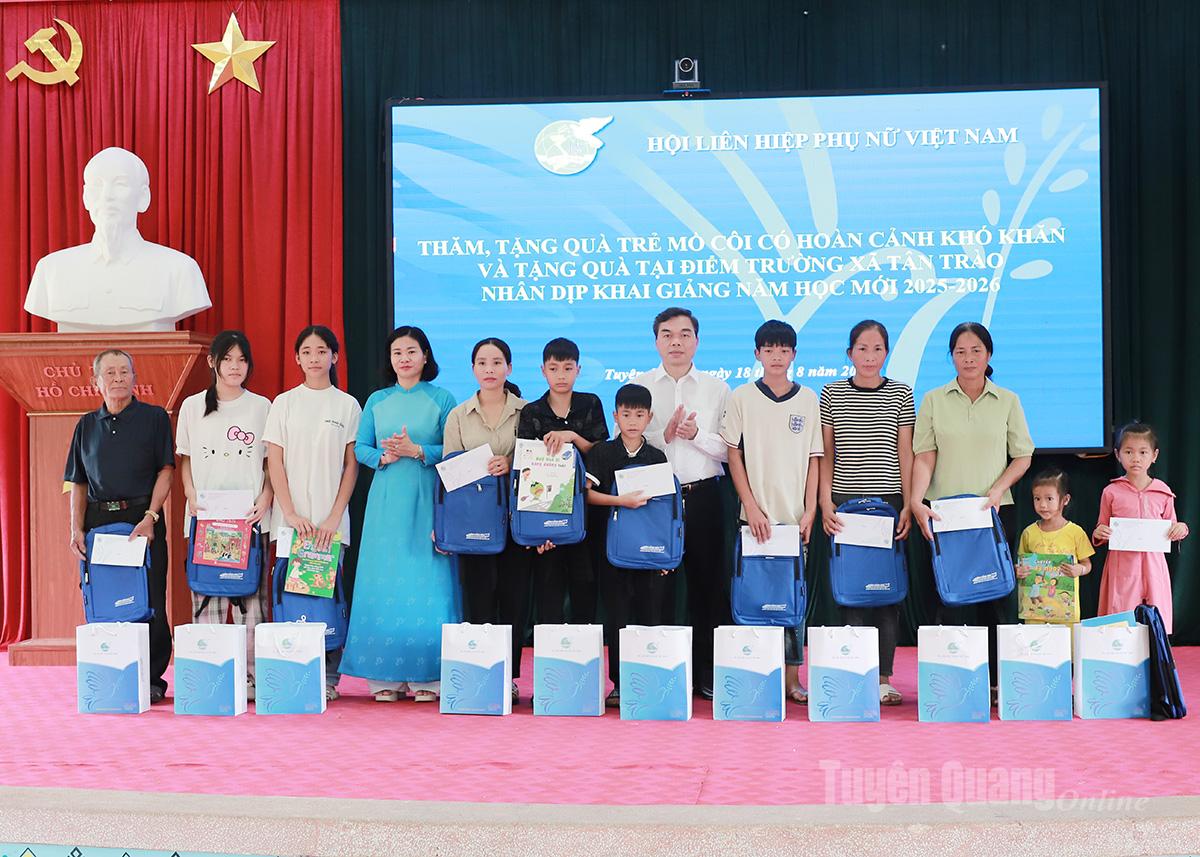The delegation awardes scholarships to orphaned children in difficult circumstances in Tan Trao commune.