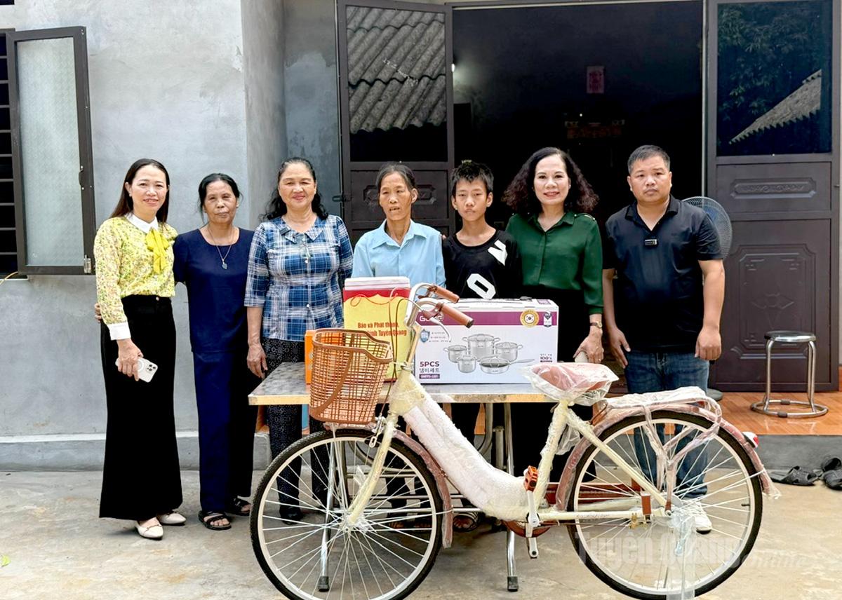  Lãnh đạo Báo và phát thanh, truyền hình Tuyên Quang trao tặng vật dụng sinh hoạt cho 2 mẹ con chị Hoàng Thị Liên và cháu Hoàng A Lộc.