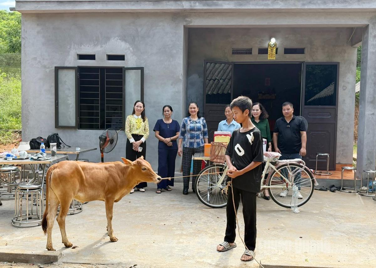 Lãnh đạo Báo và phát thanh, truyền hình Tuyên Quang cùng các nhà hảo tâm trao tặng bò giống cho 2 mẹ con chị Hoàng Thị Liên và cháu Hoàng A Lộc.