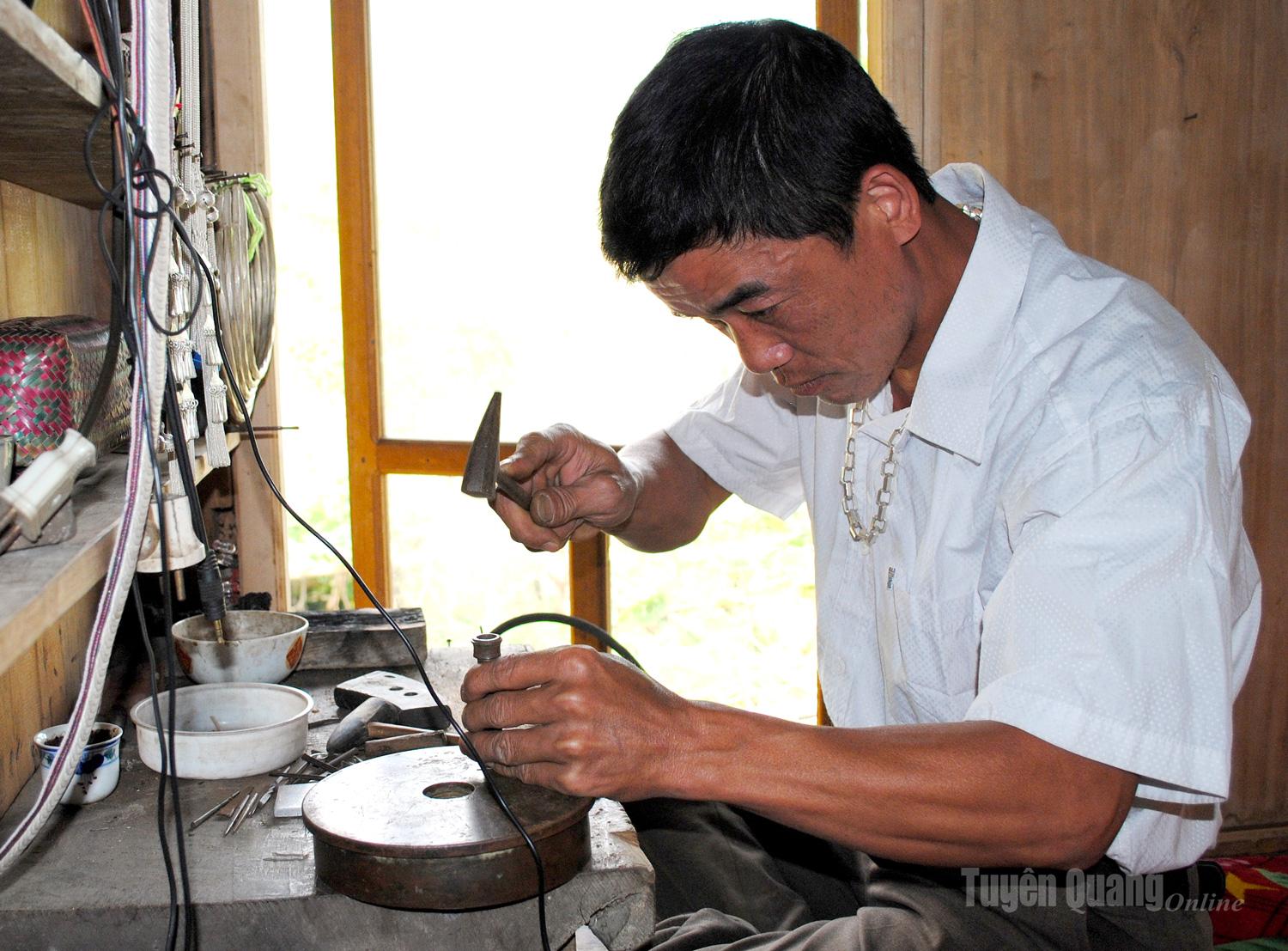 In Thac Hung Hamlet, Cao Bo Commune, Mr. Dang Van Viet keeps the craft alive in his modest silversmithing corner.